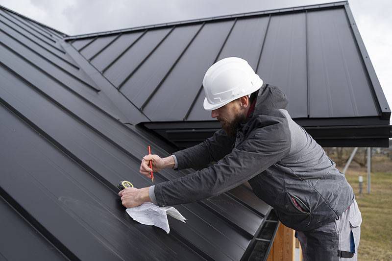 Façonnage et pliage du zinc sur le toit