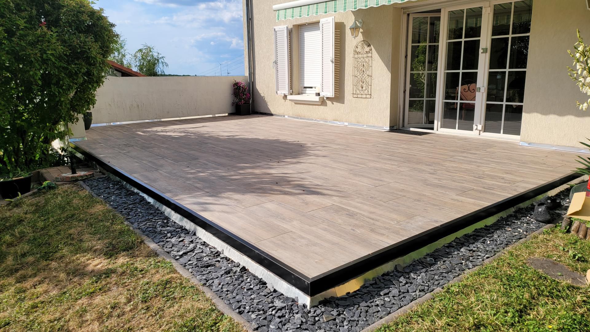 Aménagement de dalles grès cérame sur plots sur une toiture terrasse
